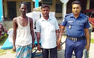 পাঠ্য বই বেচতে গিয়ে আটক ২
