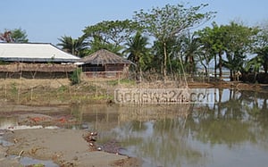 সাতক্ষীরায় বাঁধ ভেঙে ৫ গ্রাম প্লাবিত