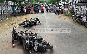 নওগাঁয় ভোট কেন্দ্রে বোমাবাজি, পুলিশসহ আহত ৫