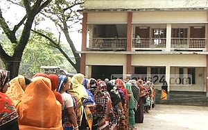 ভোটারদের কেন্দ্রে আনতে মাইকিং