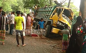 ট্রাক নিয়ন্ত্রণ হারিয়ে নিহত ২