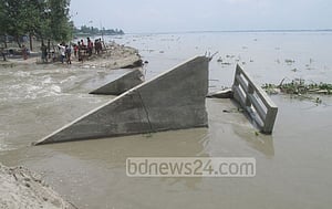 স্লুইস গেট ধসে কয়েক গ্রামে প্লাবন