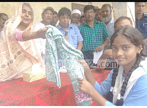 ঈদ উপহার নিয়ে এলাকায় কৃষিমন্ত্রী   