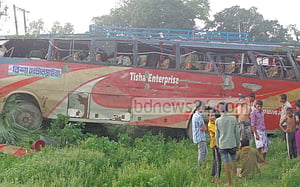 দিনাজপুরে সড়কে প্রাণ গেল শিশুর