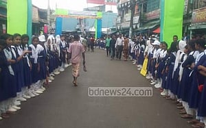 শিক্ষামন্ত্রীকে স্বাগত জানাতে বৃষ্টিতে ভিজে সড়কে শিক্ষার্থীরা
