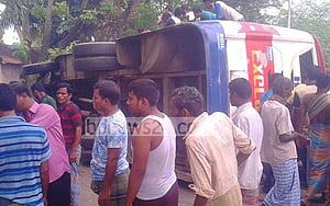 কুষ্টিয়ায় গাছে বাসের ধাক্কা, নিহত ২
