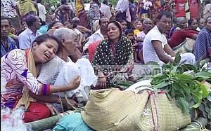শ্মশানে লাশ নিতে বাধা, সড়ক অবরোধ