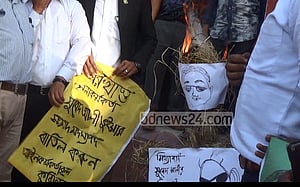কুমিল্লায় সুবিদ আলীর কুশপুত্তলিকা দাহ