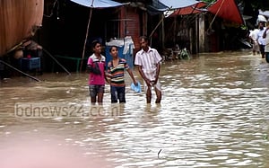 ফেনীতে বেড়িবাঁধ ভেঙে ১০ গ্রাম প্লাবিত