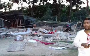 ফুটবল খেলা দেখার সময় টিনের চাল ধসে নিহত ১