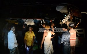 মধুপুরে বাস-ট্রাক সংঘর্ষে নিহত ৪