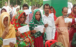 স্মার্টকার্ড হাতে পেল বিলুপ্ত ছিটমহলের বাসিন্দারা