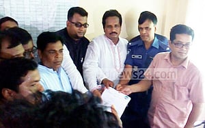 আ.লীগ প্রার্থীর মনোনয়ন দাখিলে সঙ্গী পুলিশ কর্মকর্তা