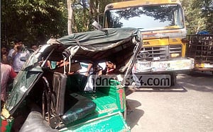 বরিশালে ট্রাক-মাহেন্দ্র সংঘর্ষে নিহত ২