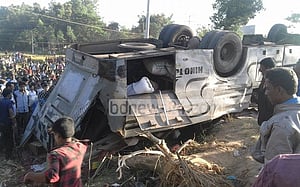 কক্সবাজারে বাস উল্টে নিহত ৪