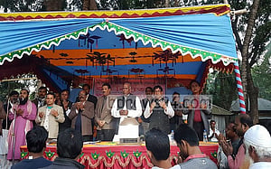 বিদ‌্যুতে ‘তদ্বিরের জন‌্য’ নেওয়া টাকা এলাকাবাসীকে ফেরত দিলেন সাংসদ