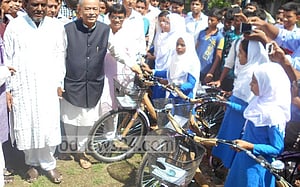 সাইকেলে স্কুলে যাচ্ছে কচুয়ার মেয়েরা