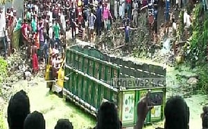 নাটোরে ট্রাক উল্টে চালকসহ নিহত ২