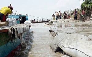 চৌহালী রক্ষা বাঁধে ১২ বার ধস