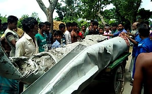 ধানক্ষেতে পড়ল তেলের ট্যাংক