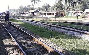 রেললাইনে নারীর পোড়া লাশ