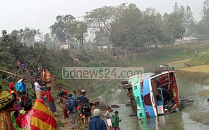 টাঙ্গাইলে বাস নিয়ন্ত্রণ হারিয়ে নদীতে, আহত ৩০ 