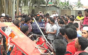 কুমিল্লায় ট্রেনের ধাক্কায় অটোচালকের মৃত্যু