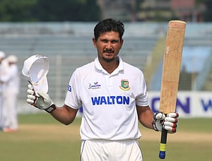 ফজলে মাহমুদের সেঞ্চুরি, ‘হ্যাটট্রিক’ হলো না মাহমুদুলের