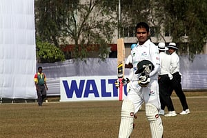 তাসকিনের ৪ উইকেটের পর মার্শাল-শামসুরের দৃঢ়তা