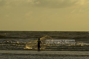 টেকনাফের নির্জন সৈকতে