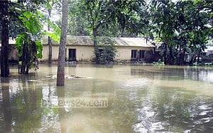 গাইবান্ধায় কমছে বানের পানি, ভাঙছে নদী