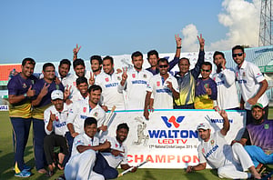 ঢাকা মেট্রোকে গুঁড়িয়ে খুলনার শিরোপা