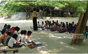 স্কুল ভবন নদীতে, চলছে ক্লাস গাছ তলায়