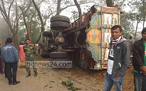 বান্দরবানে ট্রাক উল্টে ৭ শ্রমিকের মৃত্যু