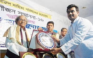 ছড়াকার সুকুমার বড়ুয়াকে সম্মাননা