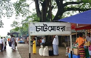 চাটমোহরে বগি লাইনচ্যুত, ঢাকার সঙ্গে পশ্চিমাঞ্চলের রেল বন্ধ