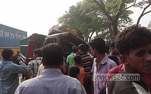 দুর্ঘটনায় ট্রাকে আগুন, চালক-সহকারীর মৃত্যু