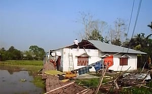 খাগড়াছড়িতে ঝড়ে ঘরবাড়ি বিধ্বস্ত, বজ্রপাতে নিহত ১