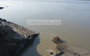 সাতক্ষীরায় বেড়িবাঁধ ভেঙে গ্রাম প্লাবিত