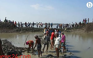 বেড়ি বাধেঁ ভাঙন: পানিবন্দি ১২০০ পরিবার