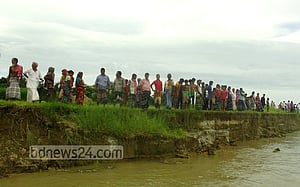 ‘ভাঙন ঠেকাও’ দাবিতে পদ্মাপাড়ে মানববন্ধন