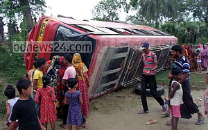 নওগাঁয় দুই দুর্ঘটনায় শিক্ষকসহ নিহত ৩