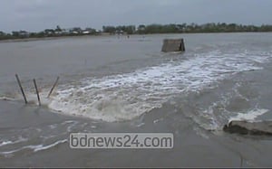 আশাশুনিতে বাঁধ ভেঙে ৫ গ্রাম প্লাবিত