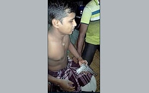 বরিশালে অস্ত্রসহ ২ যুবক আটক
