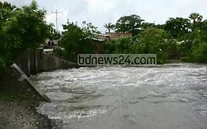 সাতক্ষীরায় স্লুইস গেটে ভাঙন, লোকালয়ে পানি