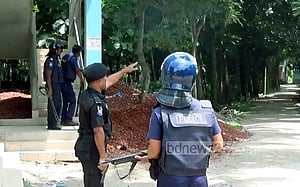 শোলাকিয়া মাঠের কাছে বোমা হামলা, পুলিশসহ নিহত ৪