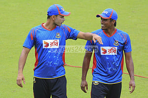 মাশরাফিদের কথা শুনবেন আকিব