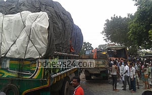 বড়াইগ্রামে বাস-ট্রাক সংঘর্ষে নিহত ৩