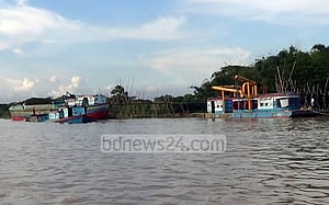 মধুমতি থেকে বালু উত্তোলনে অনিয়মের অভিযোগ