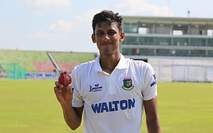 অভিষেকে আরাফাতের ৫ উইকেট